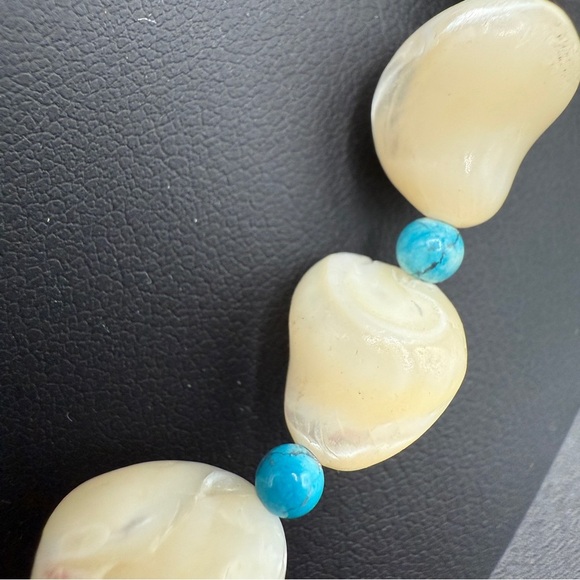 Elegant Vintage Cream Carved Shell and Turquoise Beaded Necklace - Picture 5 of 16
